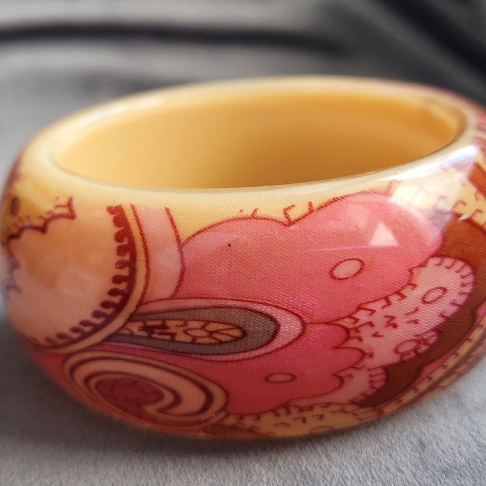 VINTAGE TEXTILE RESIN OVER MAUVE PINK RED CREAM PAISLEY FABRIC BANGLE BRACELET